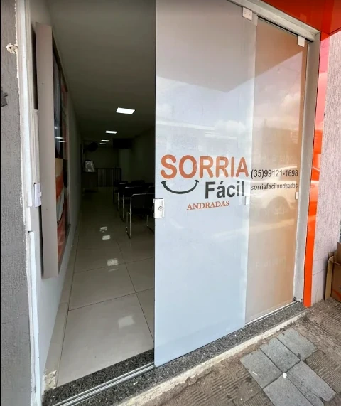 Entrada da clínica Sorria Fácil Andradas